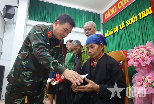 Bộ CHQS tỉnh Đắk Lắk trao quà hỗ trợ bà con vùng lũ